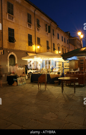 Si erge La Soffitta nella strada estate antiquario fair Sarzana liguria italia Foto Stock