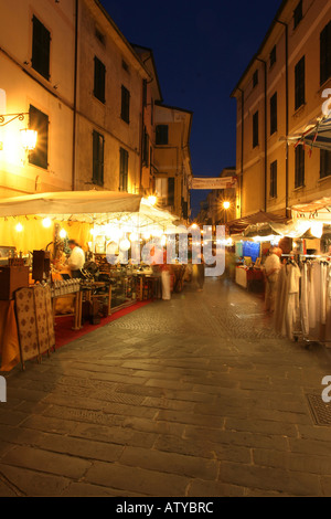 Si erge La Soffitta nella strada estate antiquario fair Sarzana liguria italia Foto Stock