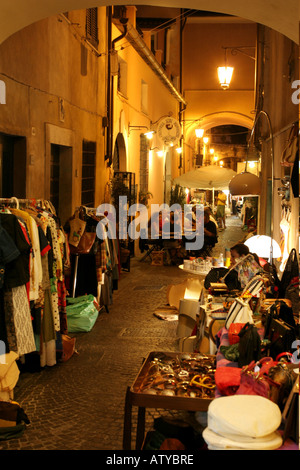 Si erge La Soffitta nella strada estate antiquario fair Sarzana liguria italia Foto Stock