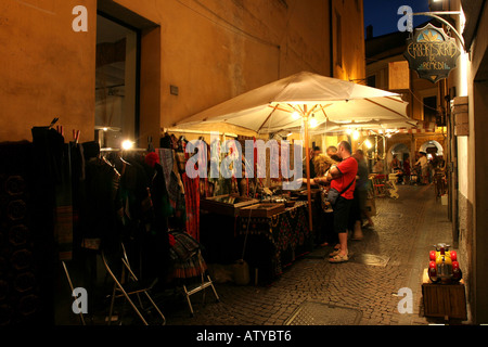 Si erge La Soffitta nella strada estate antiquario fair Sarzana liguria italia Foto Stock