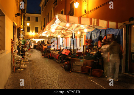 Si erge La Soffitta nella strada estate antiquario fair Sarzana liguria italia Foto Stock