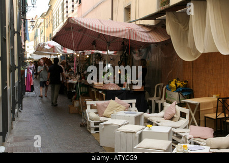 Si erge La Soffitta nella strada estate antiquario fair Sarzana liguria italia Foto Stock