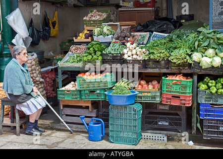 Prodotti freschi Mercado do Bolhão Mercato Comunale Porto Portogallo Foto Stock