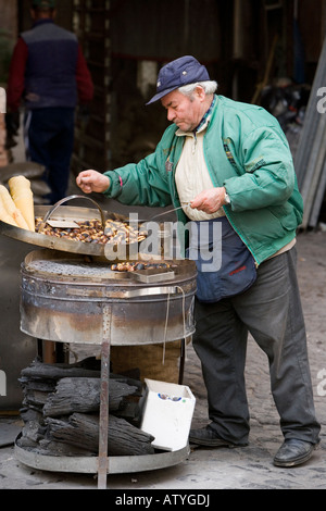L'uomo tostatura di castagne, Roma. Italia Foto Stock