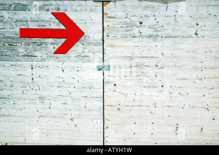 Una freccia rossa su una scheda di costruzione a Berlino all'interno della topografia del terrore museo all'aperto. Foto Stock