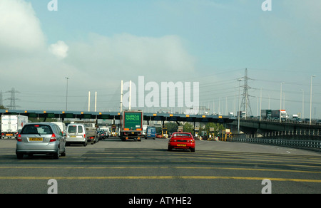 Dartford Tunnel stradale di avvicinamento con caselli e QE2 ponte di sospensione della distanza Foto Stock