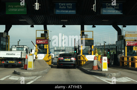 Dartford Tunnel caselli con QE II ponte in distanza Foto Stock