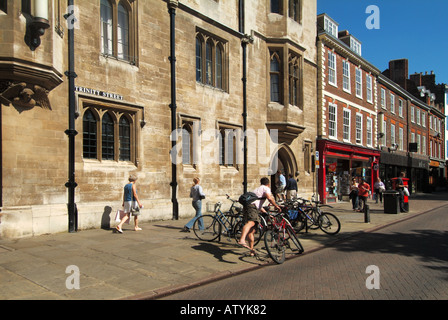 Università di Cambridge città Trinity Street con i pedoni e i ciclisti strada chiusa al più traffico di veicoli a motore Foto Stock