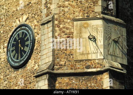 Università di Cambridge città due modi di fare le cose orologio convenzionale adiacente al vecchio orologio solare su edificio ad angolo Foto Stock