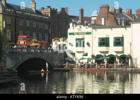 Università di Cambridge città Anchor Inn accanto al fiume Cam Foto Stock