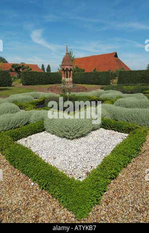 Tudor murato giardino Cessing Temple Essex creato originariamente c.1600 nuovo garden1996 & caratteristiche fontana in mattoni e tetto di grano fienile storico oltre il Regno Unito Foto Stock