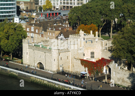 Antenna di semi del fiume Tamigi e vicino fino alla Torre di Londra un Sito Patrimonio Mondiale dell'UNESCO casa dei Gioielli della Corona Foto Stock