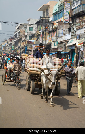 Strada trafficata scena con un traffico intenso di oxencart e tricicli nella Vecchia Delhi India Asia Foto Stock