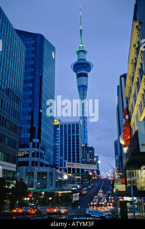 Vista della Torre del cielo di notte a 328 metri è il più alto torre nell'emisfero sud Auckland Nuova Zelanda Foto Stock