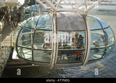 Chiudere orizzontale fino ad un gruppo di bambini all'interno di una capsula del London Eye Millenium" ruota su una luminosa giornata di sole. Foto Stock