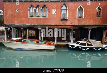 Le vie navigabili e i canali della isola di Murano la isola è uno dei 110 piccole isole che circondano la zona di Venezia Foto Stock