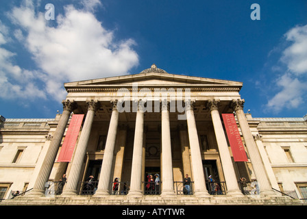 Orizzontale di ampio angolo dell'entrata anteriore dell'imponente galleria nazionale sul lato nord di Trafalgar Square Foto Stock