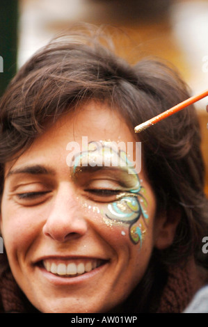 Faccia i pittori che esercitano il loro mestiere ai partecipanti a Venezia il Carnevale di Venezia Italia 2008 Foto Stock