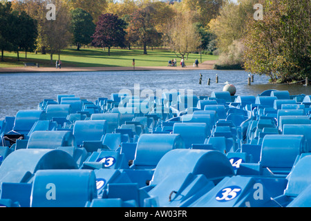 Noleggiare pedalò sulla serpentina Hyde Park Londra Foto Stock