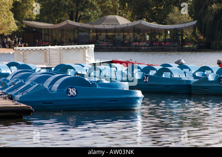 Noleggiare pedalò sulla serpentina Hyde Park Londra Foto Stock