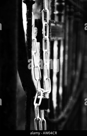 Nuova catena appesa sulla vecchia porta di ferro battuto Foto Stock