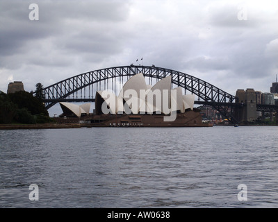 Il Ponte del Porto di Sydney che incorniciano la Opera House di Sydney Foto Stock