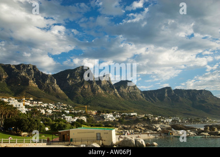 Camps Bay con i dodici apostoli nei pressi di Città del Capo Sud Africa vicino al tramonto Foto Stock