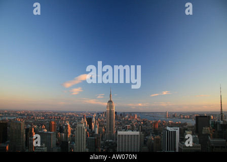 Una vista al tramonto in tutta la parte inferiore di Manhattan e l'Empire State Building dal tetto del Rockefeller Center di New York. Foto Stock