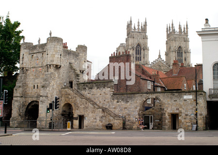 Bootham Bar da St Leonard s posto mostra accesso alle pareti e con west le torri della cattedrale di York Minster visibile sopra i tetti Foto Stock