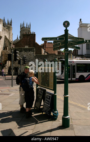 Turisti e street Mappa York Foto Stock