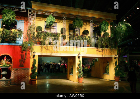 Bourbon Street. Due grandi storia struttura con ringhiere in metallo con stile dopo quelli trovati in New Orleans. Philadelphia flower show Foto Stock