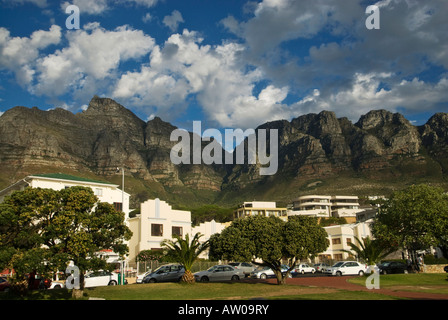 Camps Bay con i dodici apostoli nei pressi di Città del Capo Sud Africa vicino al tramonto Foto Stock