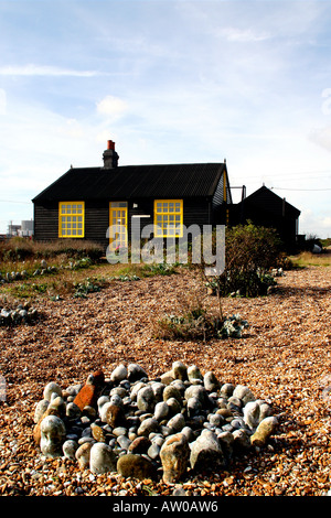 Prospettiva cottage sulla spiaggia di Dungeness nel Kent REGNO UNITO. Foto Stock