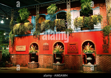 Bourbon Street. Due grandi storia struttura con ringhiere in metallo con stile dopo quelli trovati in New Orleans. Philadelphia flower show Foto Stock