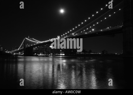 Una vista notturna in bianco e nero del Ponte di Brooklyn, New York dal di sotto Franklyn D. Roosevelt Drive, Manhattan. Foto Stock