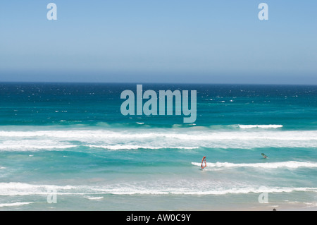 Witsand o sabbia bianca nei pressi di Misty scogliere che è vicino a Scarborough un preferito con kite marinai windsurfisti e surfisti Foto Stock