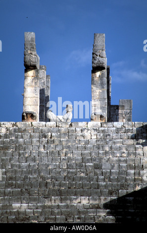 Chichen Itza Tempio dei Guerrieri con chacón mool Messico penisola dello Yucatan Foto Stock