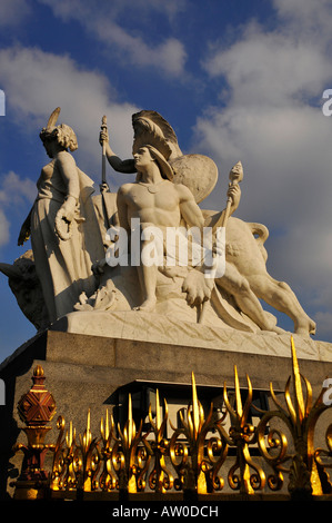 L'Albert Memorial Situato a Kensington Gardens Londra Inghilterra con il gruppo America Foto Stock