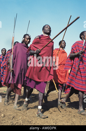 Guerrieri Maasai o Moran nel tradizionale danza del cratere di Ngorongoro Tanzania Africa orientale Foto Stock