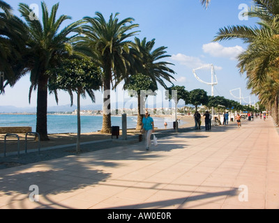 La passeggiata sul lungomare per Avinguda de la Diputacio, Cambrils, Costa Dorada Spagna Foto Stock