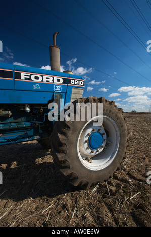 Ford 8210 Trattore spargimento del concime organico Foto Stock