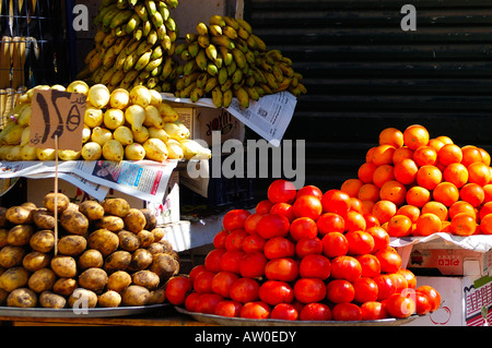 Stallo del mercato con frutta e verdura impilata su vassoi e scatole in Aswan il famoso souq, Egitto Foto Stock