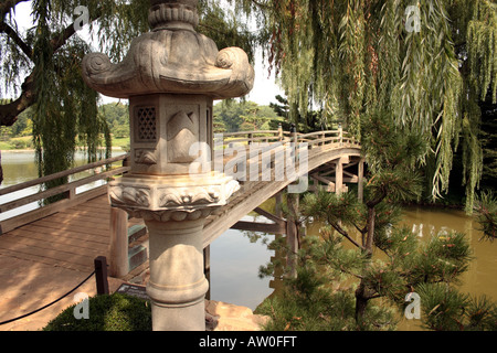 Ponte Giapponese che e' l'entrata di Sansho-en, il Giardino delle tre Isole. Foto Stock