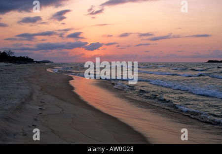 Alba sul lago Malawi, vicino Kande, Malawi Foto Stock