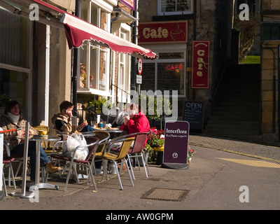 Un caffè con tavoli all aperto alla sommità del mercato Pickering North Yorkshire Foto Stock