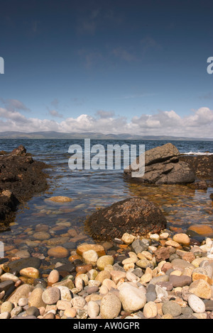 Coste rocciose, kilbrannon suono, Isle of Arran, in Scozia con il Mull of Kintyre nella rassegna Foto Stock