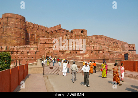 In orizzontale ampia angolazione di turisti in ingresso anteriore per il Forte Rosso di Agra su una luminosa giornata di sole. Foto Stock