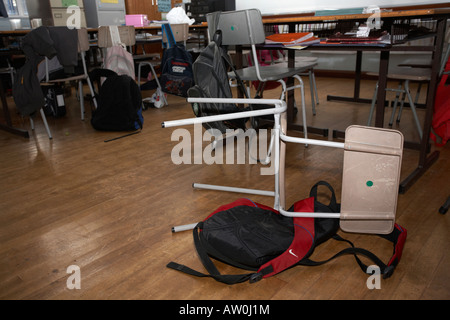 Sedia abbandonata nel mezzo di una scuola primaria aula piano belfast Irlanda del Nord Regno Unito Foto Stock