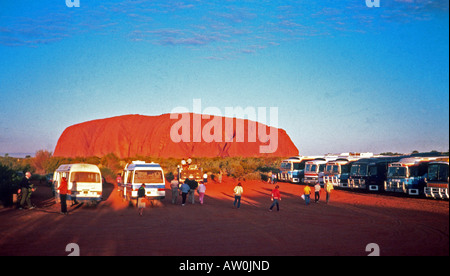 ULURU - Pullman portano i turisti a vedere il tramonto su Ayers Rock in Australia centrale. Foto Tony Gale Foto Stock