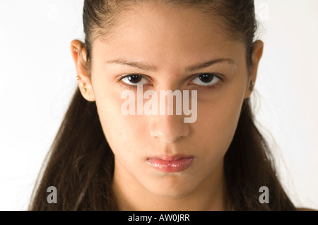 Close up di un arrabbiato bella ragazza adolescente Foto Stock